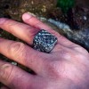 МУЖСКОЕ КОЛЬЦО РУЧНОЙ РАБОТЫ С АЛМАЗНОЙ ГРАНЬЮ ИЗ СЕРЕБРА 925 ПРОБЫ 